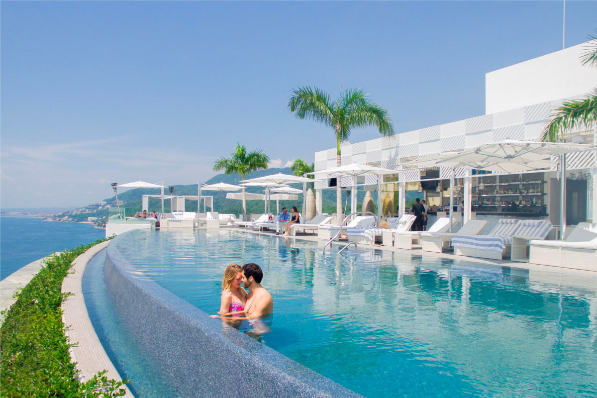 Couple at Hotel Mousai’s rooftop infinity pool